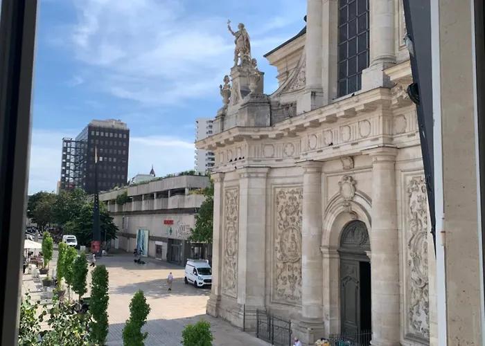 L'elegant Νανσύ